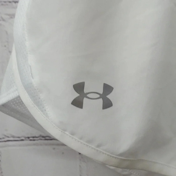 Under Armor Women's Loose White Athletic Running Shorts Size XL NWT - Picture 2 of 9